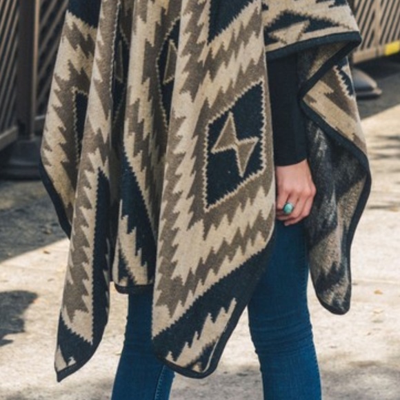 Seasonal Closeout LAST ONE // Folk Style Ruana - Picture 2 of 8